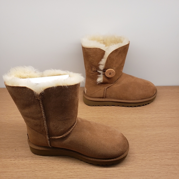 UGG BAILEY BUTTON II SHORT CHESTNUT New in Box - Picture 3 of 8